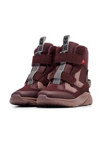 Bordeaux høje sneakers med velcro-remme, blød tekstiloverdel, gummisål og kontrasterende grå detaljer. Har en polstret krave og tunge.