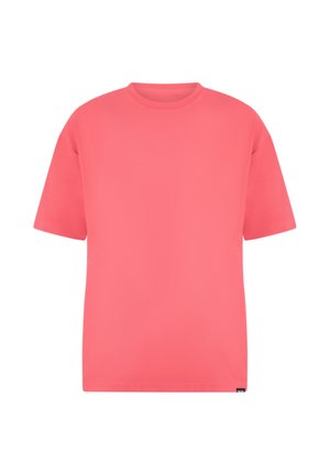 Camiseta de manga corta en coral brillante, fabricada en una tela suave, con un cuello redondo y un corte recto. Sin patrones ni detalles adicionales.