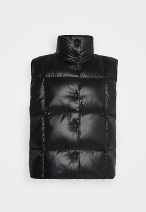Gilet imbottito nero con collo alto e finitura lucida. Presenta un design trapuntato con grandi quadrati imbottiti e dettagli con bottoni.