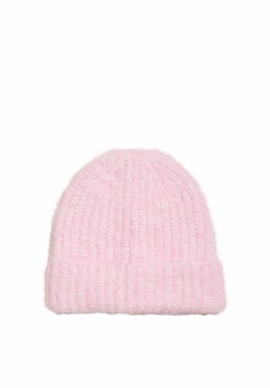 Bonnet rose tricoté doux avec un motif côtelé et un revers, présenté sur fond blanc.