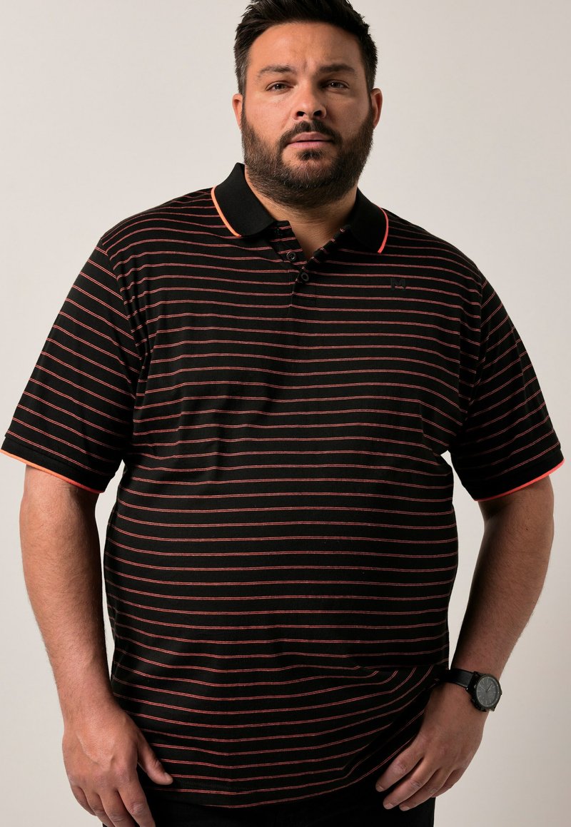 Camisa polo negra con rayas rojas horizontales, de mangas cortas, con cuello negro y tapeta de tres botones. Un acento notable es el contraste del cuello.