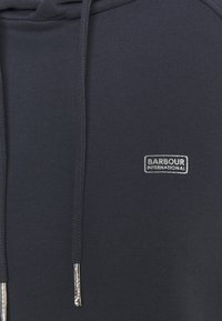 Námořnická mikina s kapucí vyrobená z měkkého materiálu, se strukturovaným povrchem, stříbrnými doplňky a nášivkou Barbour International.