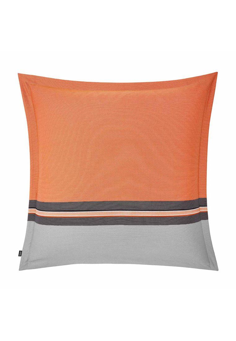 Coussin carré avec un dessus orange uni et un dessous gris, ornée de rayures horizontales noires, blanches et orange. Fini en tissu texturé.