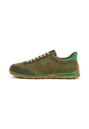 Zapatilla baja de ante verde oliva con cordones beige, ribete verde y suela de goma marrón texturizada, mostrada de perfil.