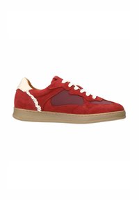 Rode suède sneakers met een getextureerd bovenwerk, beige rubberen zool, witte veters en een accent van crème leer op de hiel. Bevat een zijpaneelontwerp.