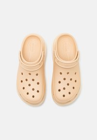 Crocs MEGA CRUSH UNISEX - Saboţi - shitake