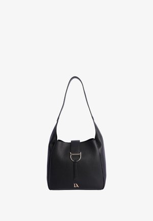 Bolso de cuero negro con textura suave, silueta curvada, tira de hombro única y un acento metálico en el cierre frontal.