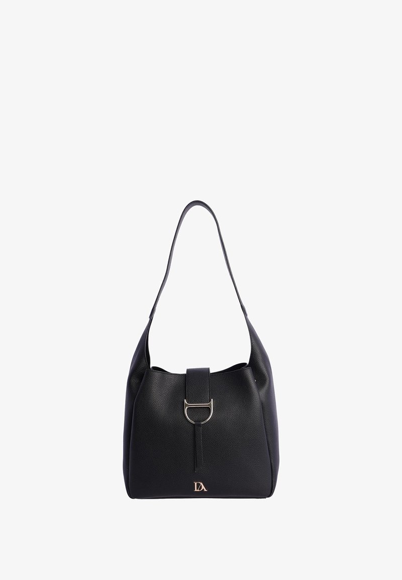 Bolso de cuero negro con textura suave, silueta curvada, tira de hombro única y un acento metálico en el cierre frontal.