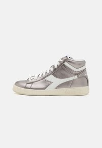 Unselected, silver metalized