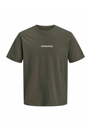 Koszulka z krótkim rękawem w kolorze oliwkowej zieleni z okrągłym dekoltem i małym białym logo "Jack & Jones" na środku klatki piersiowej.
