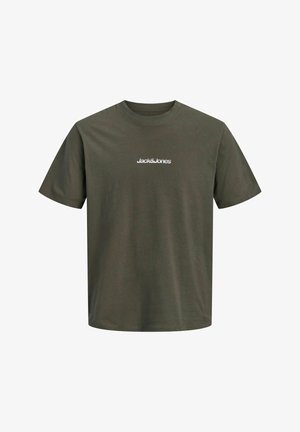 Koszulka z krótkim rękawem w kolorze oliwkowej zieleni z okrągłym dekoltem i małym białym logo "Jack & Jones" na środku klatki piersiowej.