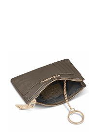 Cartera de cuero marrón con textura, herrajes dorados, cierre de cremallera, llavero y múltiples ranuras para tarjetas. El interior está forrado con una tela oscura.