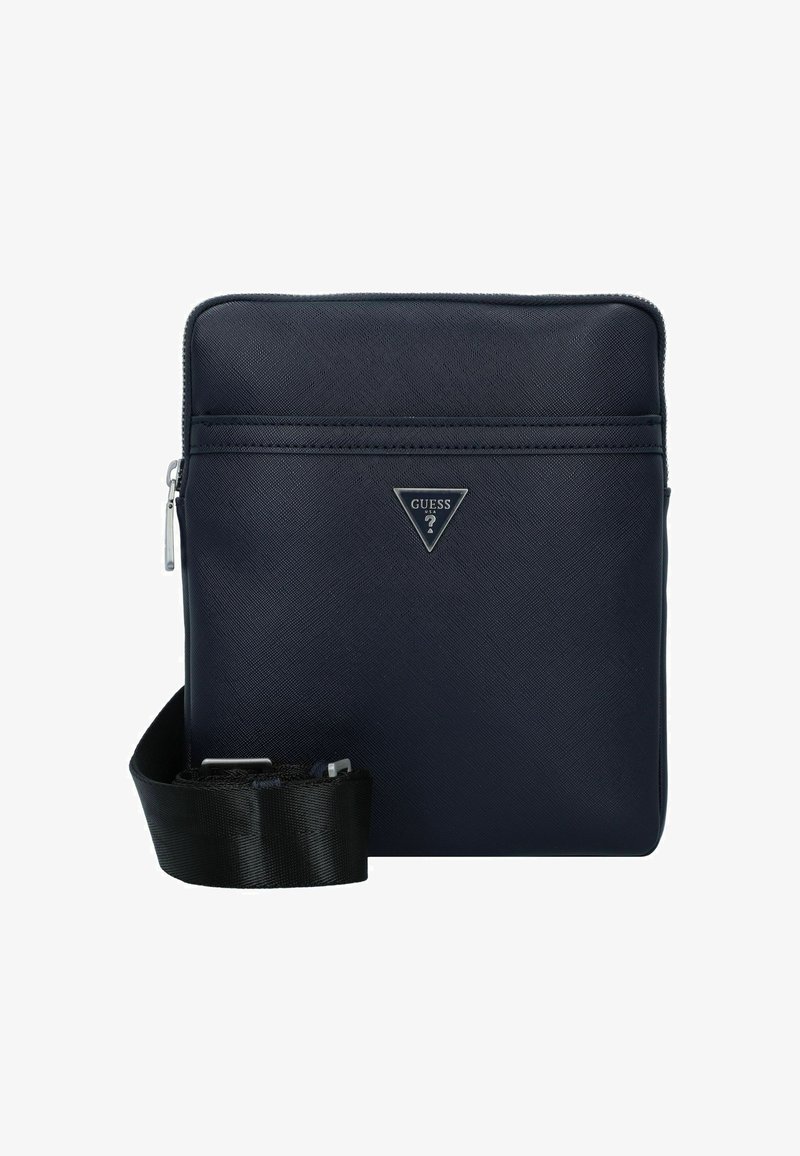 Bolso cruzado sintético azul marino con cierre de cremallera, bolsillo frontal y correa negra ajustable. Presenta un logo plateado en forma triangular.