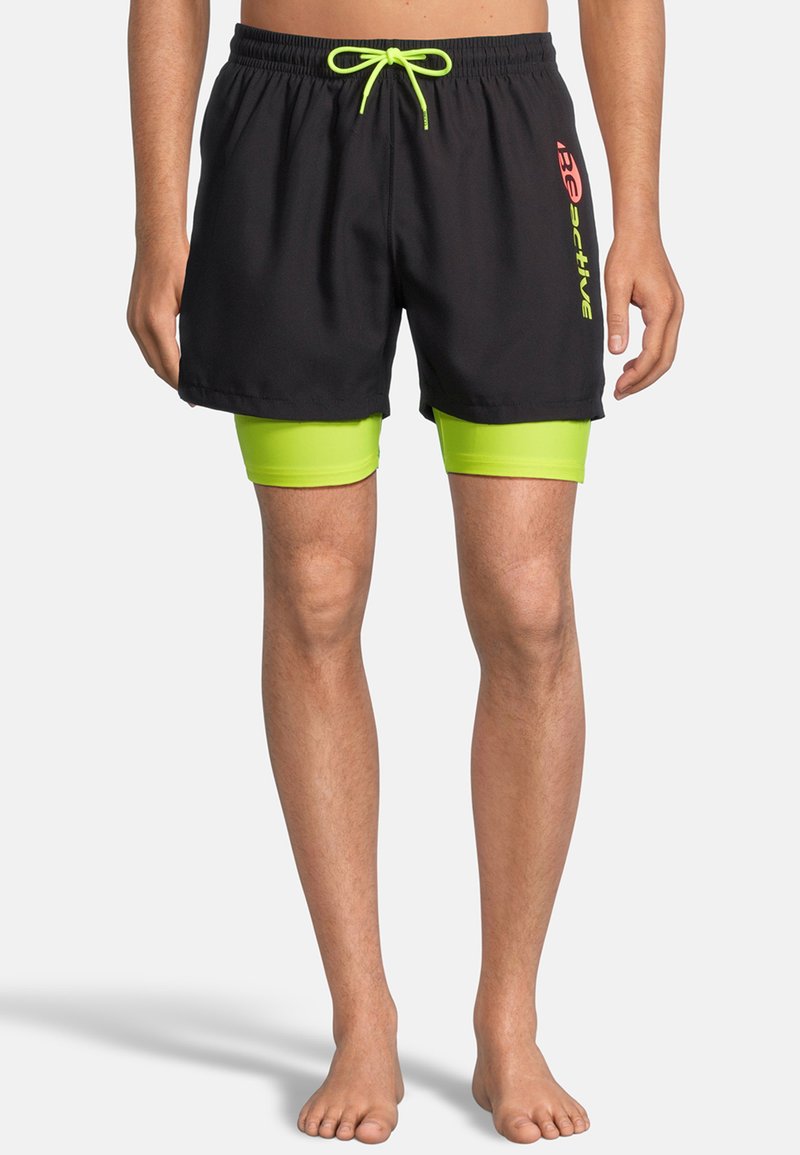Schwarze Badehosen mit einer neongrünen Zugkordel und innerem Futter, mit einem roten Logo und dem Wort "aktiv" an der Seite.