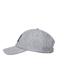 Grau melierte Baseballmütze mit gebogenem Schild, ausgestattet mit einem marineblauen Logo-Patch und metallischen Lüftungsösen. Strukturierten Stoff mit weicher Oberfläche.