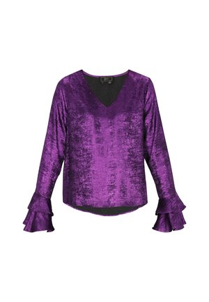 Blusa lunga in velluto viola con scollo a V e polsini a volant stratificati. Texture liscia con una leggera lucentezza, caratterizzata da una vestibilità morbida e orlo curvo.
