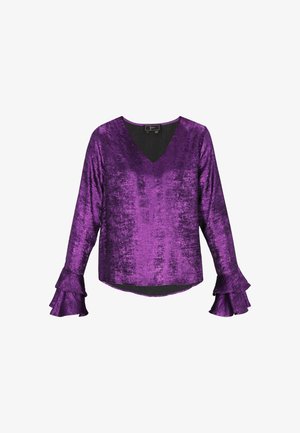 Blusa lunga in velluto viola con scollo a V e polsini a volant stratificati. Texture liscia con una leggera lucentezza, caratterizzata da una vestibilità morbida e orlo curvo.