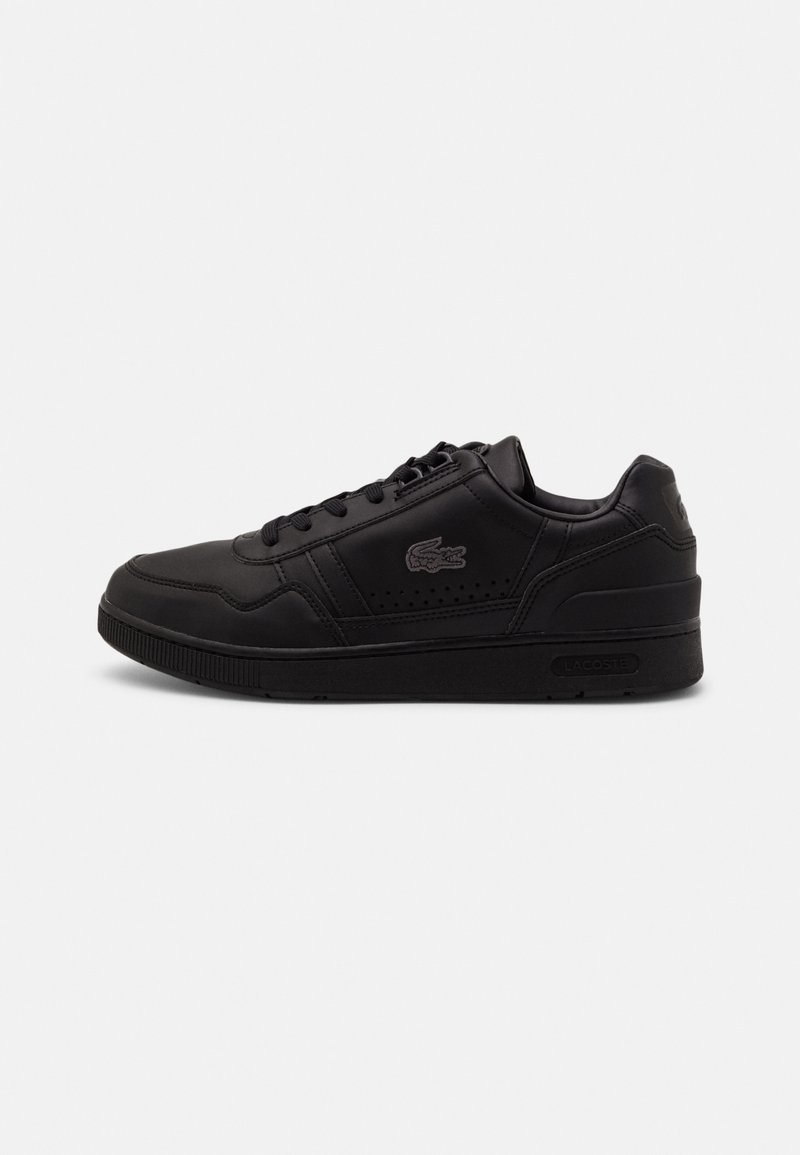 Baskets basses en cuir noir avec un design à lacets et un panneau latéral perforé arborant un logo crocodile subtil.