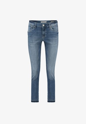 Jeans de mezclilla azul con un ajuste slim, lavado desgastado, cinco bolsillos y detalle de dobladillo sin acabar. Cuenta con un cierre clásico de botón y cremallera en la parte delantera.