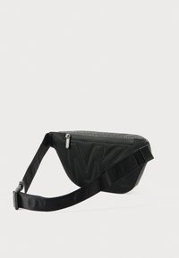 Borsa in vita nera con texture, dotata di una tracolla regolabile, tasca con zip sul davanti e logo "MK" in rilievo sul pannello frontale.