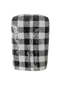 Zwart-wit paillettenstof met een geruit patroon, die een gestructureerd en reflecterend oppervlak creëert. Rechthoekige vorm met zachte randen.