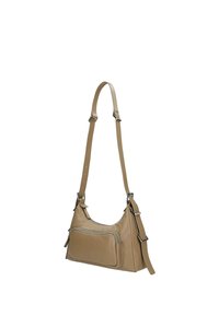 Sac à bandoulière en cuir beige avec poche avant zippée, sangle réglable et boucle en métal argenté.
