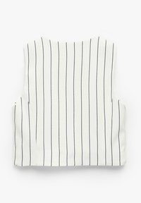 Weißes, ärmelloses Crop-Top mit dünnen vertikalen schwarzen Streifen, flach ausgelegt mit der Rückseite nach oben auf einem weißen Hintergrund.