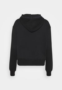 Sudadera corta negra con capucha con cordón. Presenta puños y dobladillo acanalados, con detalles de logotipo en el interior de la capucha. Textura de tela suave.
