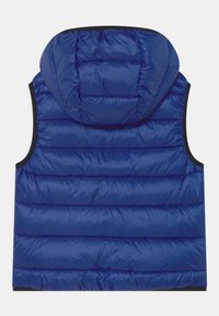 Niebieska, pikowana kamizelka bez rękawów z kapturem, z widocznym poziomym przeszyciem i czarnymi wykończeniami na otworach na ramiona, na białym tle.