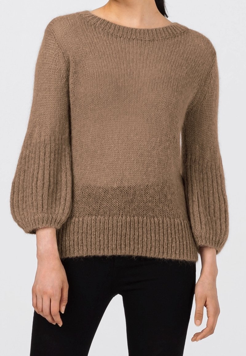 Brązowy, dziergany sweter z okrągłym dekoltem, bufiastymi rękawami i prążkowanym dołem. Miękka faktura, rękawy o długości do łokcia i luźny krój.