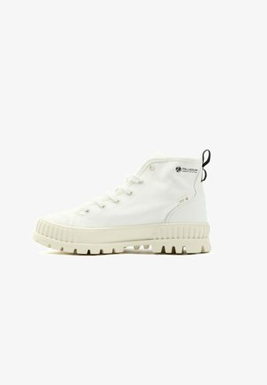 Hvid lærred høj-top sneakers med tekstureret gummisål, rund tå, forstærket syning og trækstrop; har branding på ydersiden.