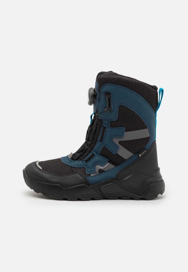 Botte d'hiver montante noire et bleu foncé avec semelle texturée, molette de serrage des lacets et languette à l'arrière.