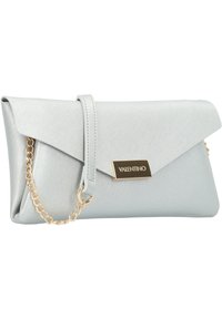 Ta jasno niebieska kopertówka wykonana jest z teksturowanego materiału, posiada klapę złożoną na pół, złote okucia oraz regulowany łańcuszkowy pasek. Widoczne jest oznaczenie marki na akcesorium.