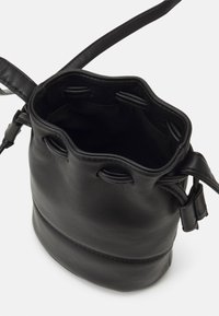 Borsa a secchiello nera in pelle con una texture liscia, base arrotondata, chiusura a coulisse e tracolla regolabile. L'interno presenta nessuna tasca.