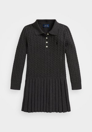 Robe polo à manches longues en tricot torsadé de couleur gris foncé. Présente un col, une patte de boutonnage à trois boutons et une jupe plissée. Texture douce.