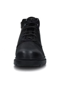 Botín negro de piel hasta el tobillo con punta redondeada, diseño de cordones y cremallera lateral. Presenta un acabado texturizado y suela de goma duradera.