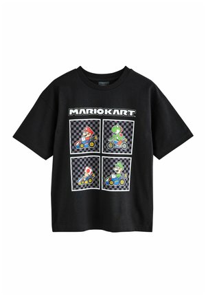 Schwarzes T-Shirt mit vier Mario Kart-Charakteren in Rennkarts vor kariertem Hintergrund und dem Schriftzug "MARIOKART" darüber.