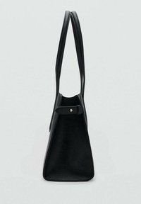 Borsa a mano in pelle nera con superficie texture, forma triangolare, due lunghe cinghie e una cinghia laterale con dettaglio di bottone in metallo.