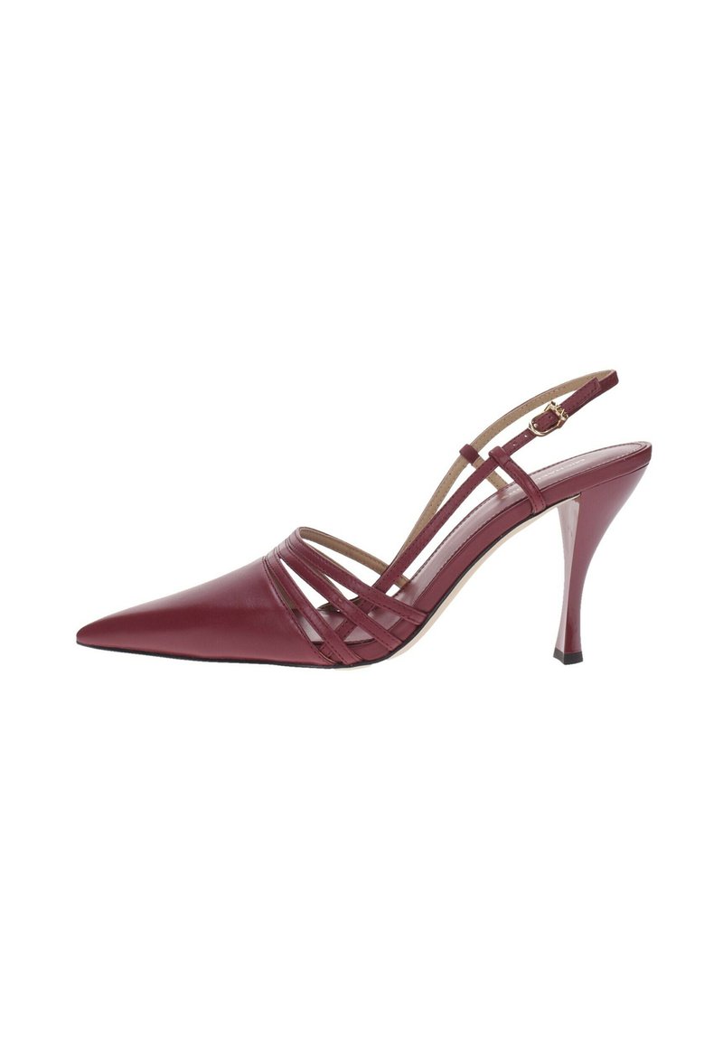 Décolleté in pelle bordeaux con tacco alto e punta affilata, caratterizzate da cinturini incrociati. Presentano un sottile tacco a stiletto e una superficie liscia.