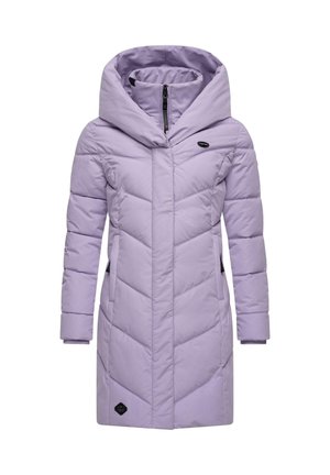 Langer lila Daunenmantel mit hohem Kragen, Reißverschluss, Chevron-Steppung und schwarzen Seitentaschen. Mit einem Logo-Patch am unteren Saum.