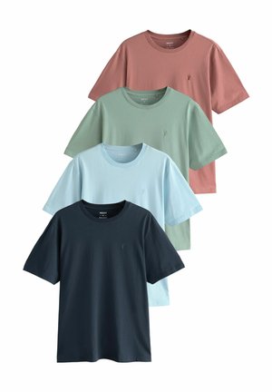 Cuatro camisetas de manga corta apiladas: azul marino oscuro, azul claro, verde y rosa. Todas tienen un cuello redondo y un sutil logotipo bordado en el pecho.