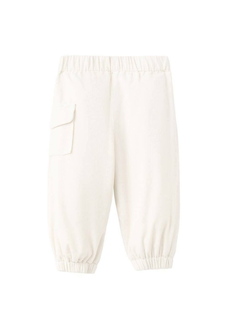 Białe, elastyczne spodnie w pasie o luźnym kroju. Mają prążkowaną teksturę i boczną kieszeń cargo. Manżety są ściągnięte dla uzyskania zwężającego się wyglądu.