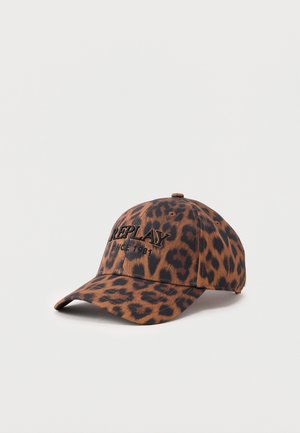 Cappellino da baseball con stampa leopardata, visiera curva e la scritta "REPLAY SINCE 1981" ricamata in nero sul pannello anteriore.