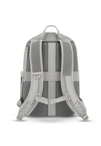 Grå ryggsäck med vadderad baksida, justerbara remmar och en texturerad frontpanel med ett geometriskt mönster. Flera blixtlåsfack ingår.