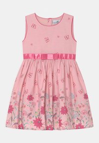 Różowa sukienka bez rękawów z motylkowymi i kwiatowymi wzorami, satynowym pasem w talii i kokardą, rozkloszowaną spódnicą oraz miękką bawełnianą tkaniną.