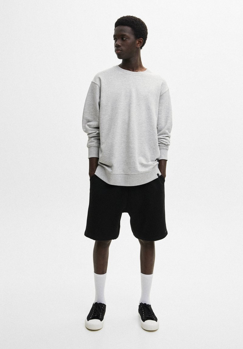 Herren Trainingsanzüge | PULL&BEAR BERMUDA JOGGERS WITH DRAWSTRING Jogginghose black/schwarz - YN85595 Herren Trainingsanzüge | PULL&BEAR BERMUDA JOGGERS WITH DRAWSTRING Jogginghose black/schwarz - YN85595
