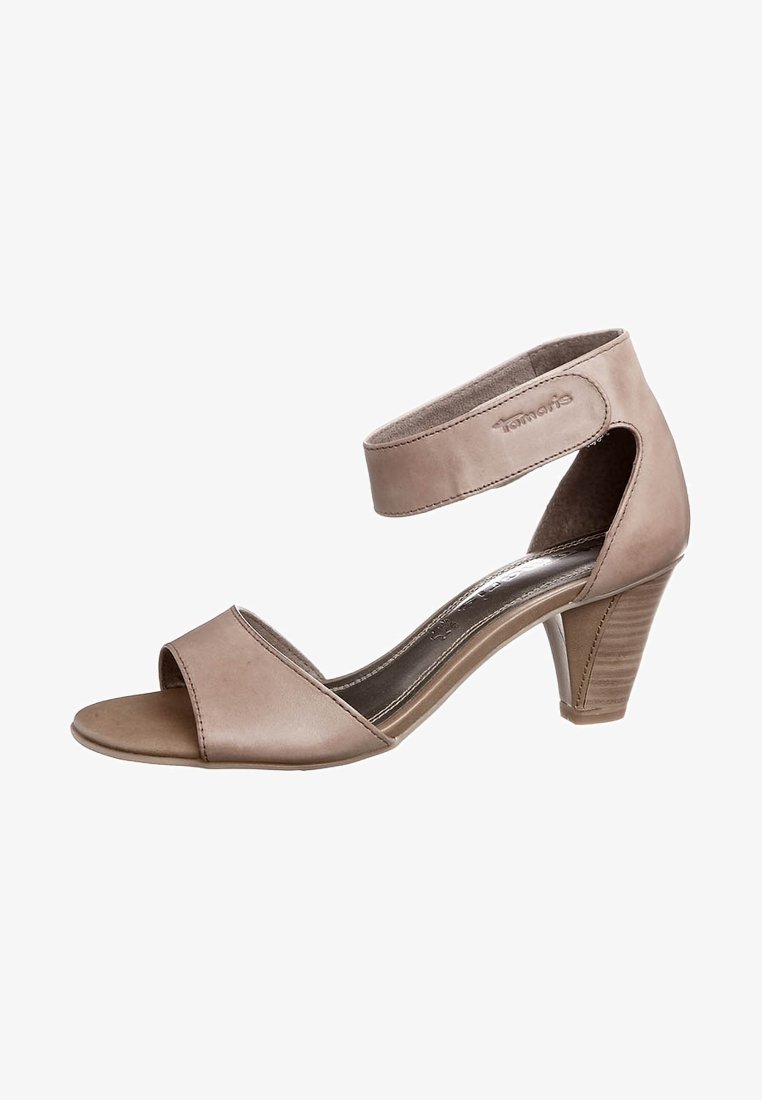 Sandale à talon hauts beige avec une large bride à l'orteil, une bride de cheville et un talon texturé. Finition en cuir lisse et détail de semelle intérieure métallique.