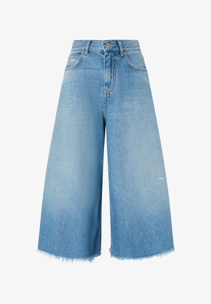 Culottes de mezclilla azul claro con pierna ancha, dobladillo deshilachado y un ligero desvanecimiento. Presenta un cierre de botón y cremallera, y un diseño clásico de cinco bolsillos.