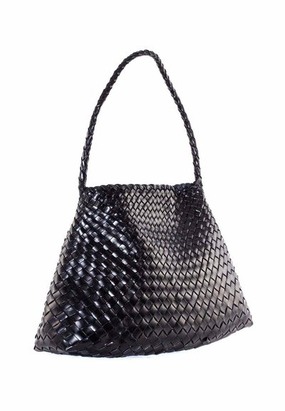 Borsa a tracolla in pelle intrecciata nera con silhouette triangolare, manico intrecciato e superficie testurizzata, con una finitura lucida e senza accessori metallici.