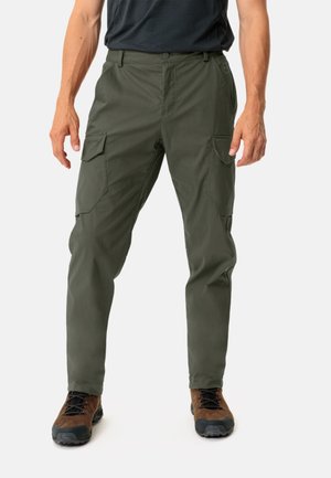Cargo pants in olive green, made of lightweight fabric. Features multiple side pockets, a straight cut, and a button closure. Worn with brown hiking boots.